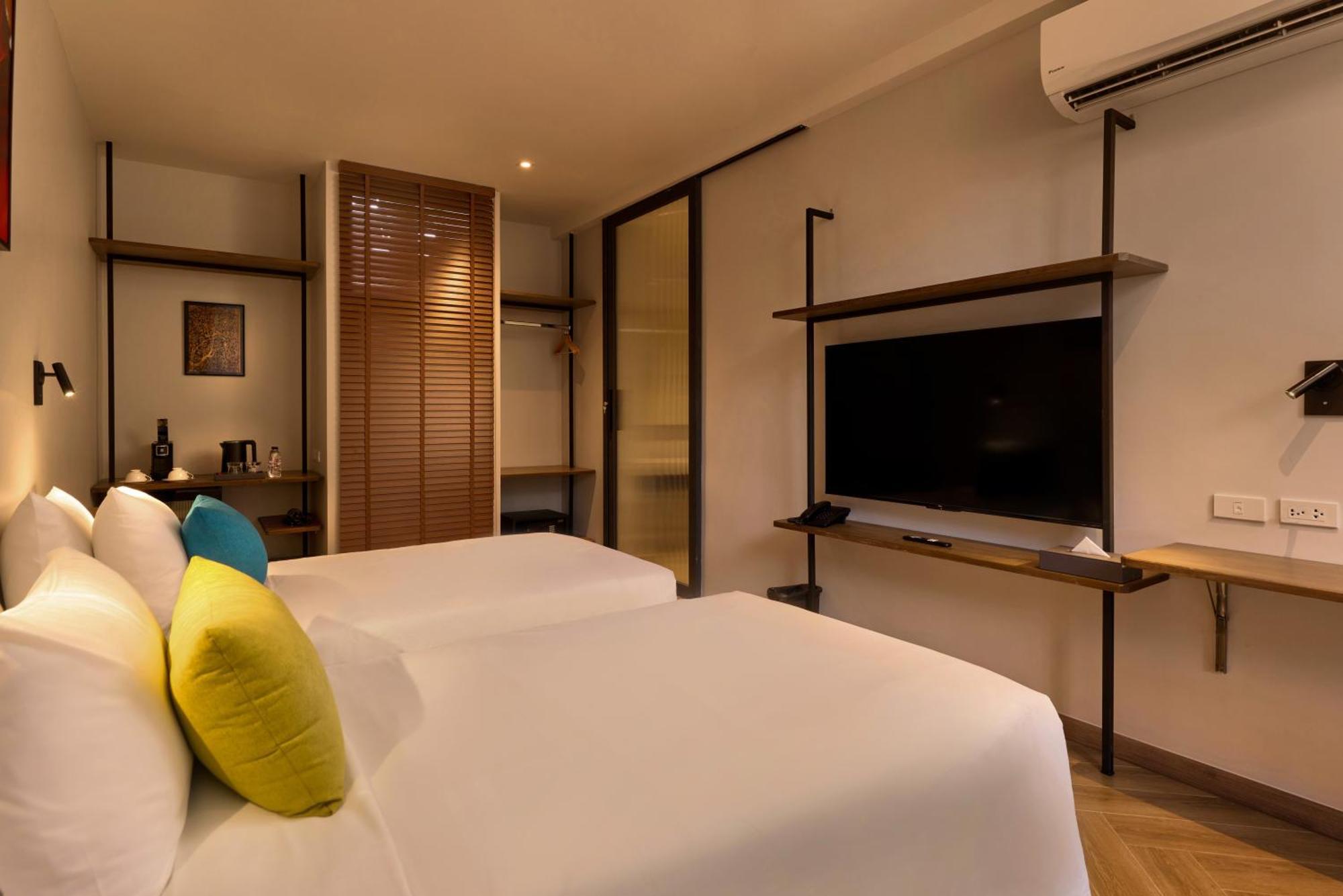 Отель Red Door Samsen Hotel,