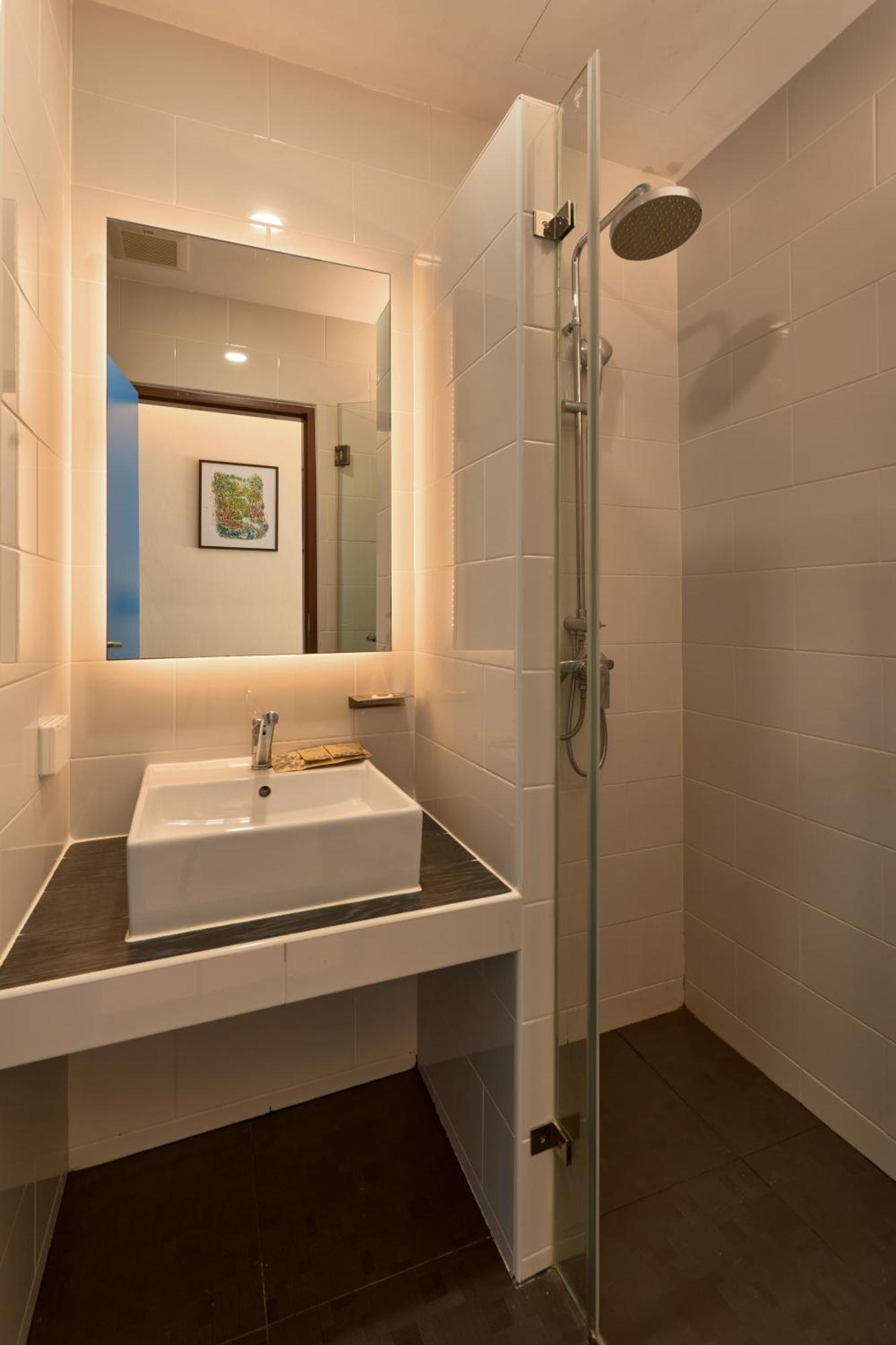 מלון Red Door Samsen Hotel, 3*