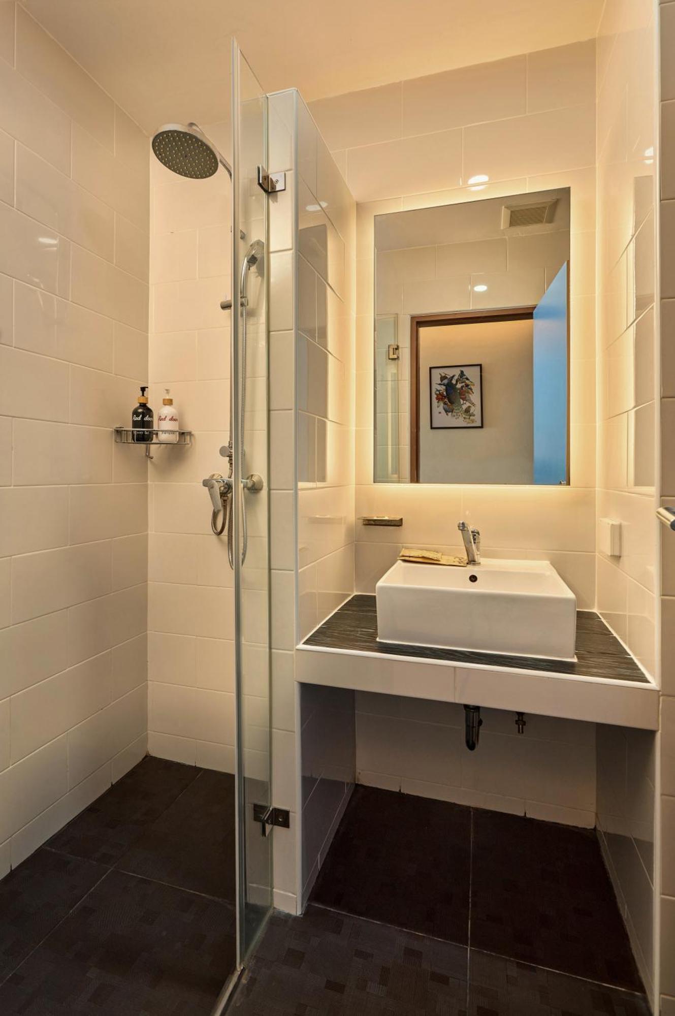 Отель Red Door Samsen Hotel,