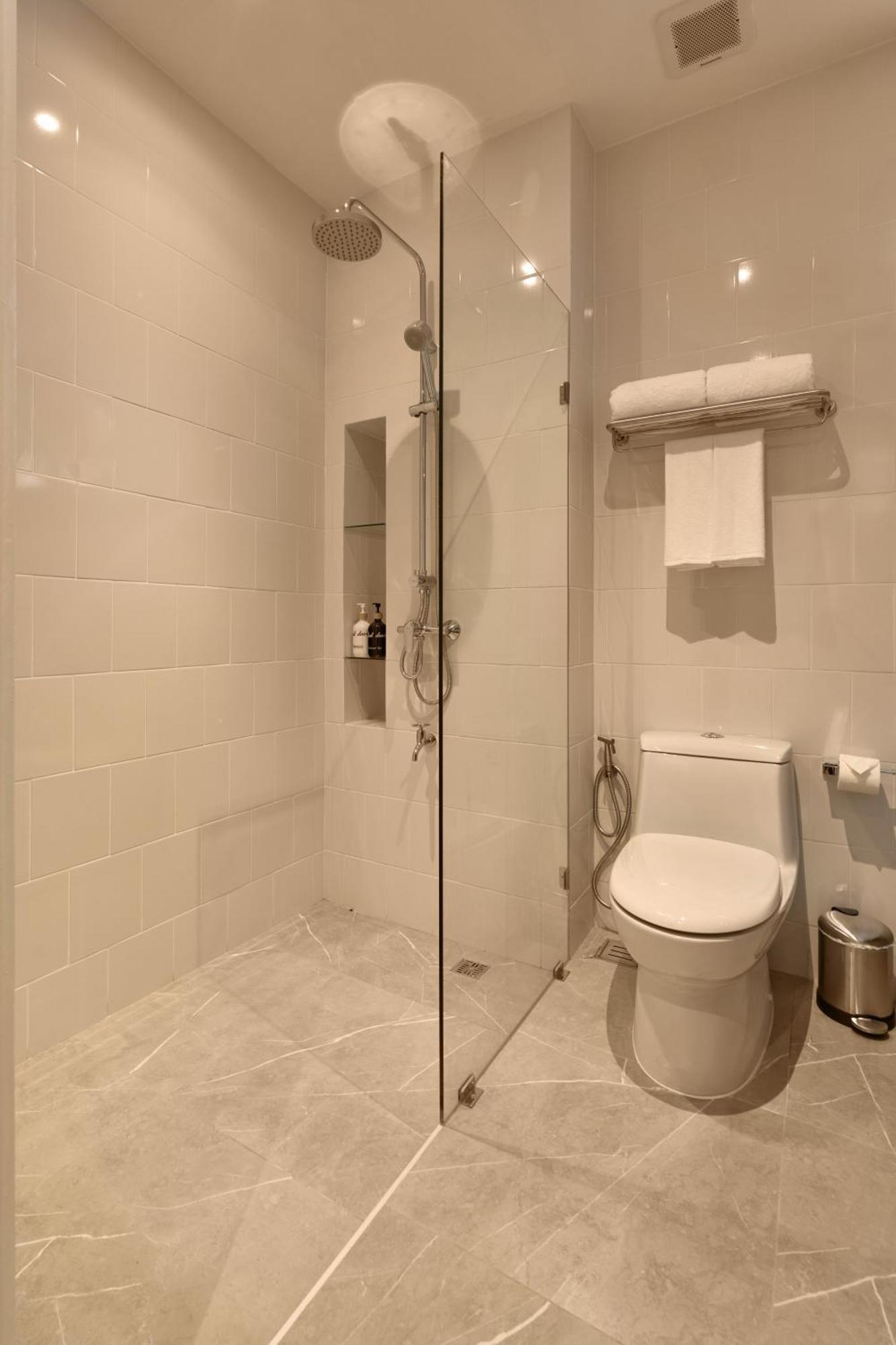 Отель Red Door Samsen Hotel,