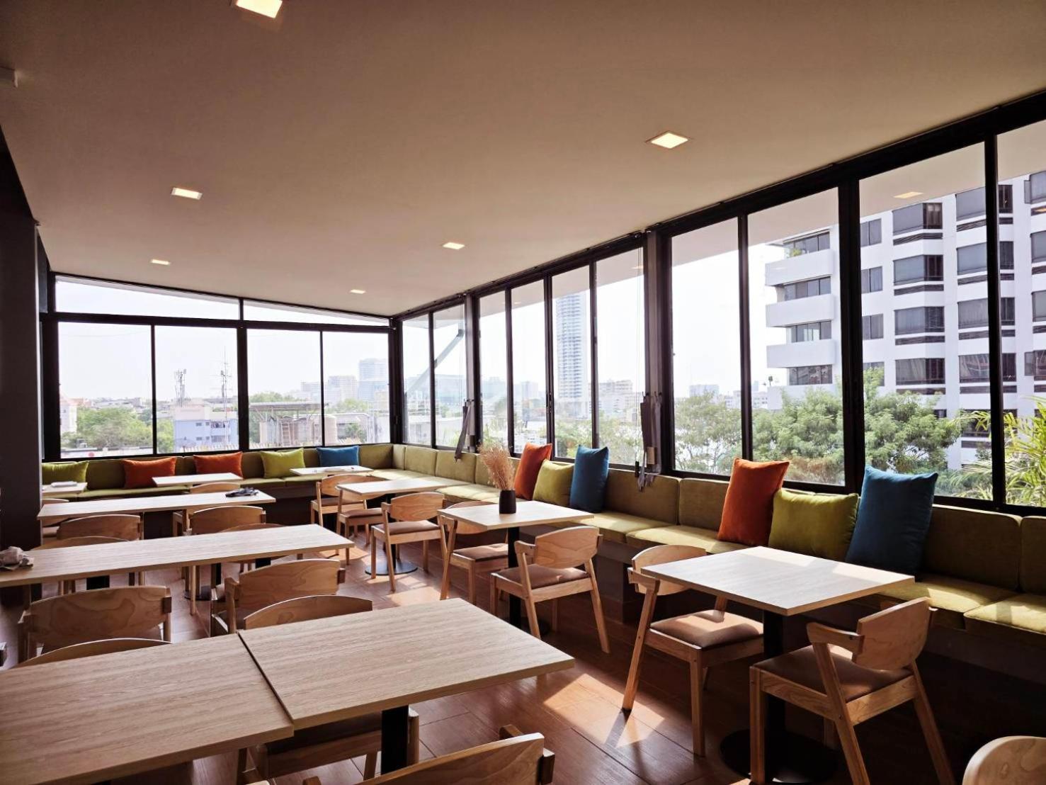 Red Door Samsen Hotel, 酒店